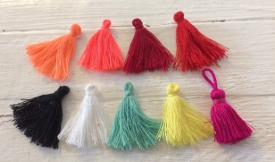 This is a Display of All our 3cm Tassels R45 16 Pieces (Choose your colour)