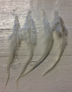 Feathers White R25 20 Pieces, These are Lovely and Small, Perfect for Crafts and Jewellery +/10cm